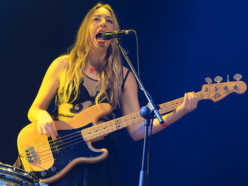 Haim's Este Rocks a Name Necklace